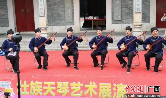 国家级非遗代表性项目壮族天琴艺术。主办方供图 国家级非遗代表性项目壮族天琴艺术。主办方供图